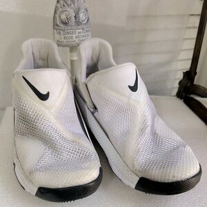Nike Go FlyEase White Sneakers Shoes DR5540-102 Women's Size 5.5